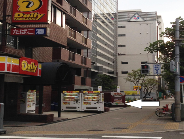 デイリーヤマザキの横、左側に「みかん鍼灸整骨院」があります