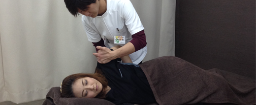 パソコン業務を３０分行ってもらった時のレントゲン写真です。見てわかるように首はカーブを失い、肩甲骨は前へ大きく傾いてきています。